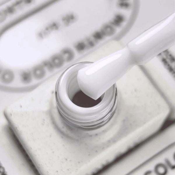 Гель-лак NailsOfTheDay колір місяця April 2026 молочний білий із  рожевою вуаллю, 10мл